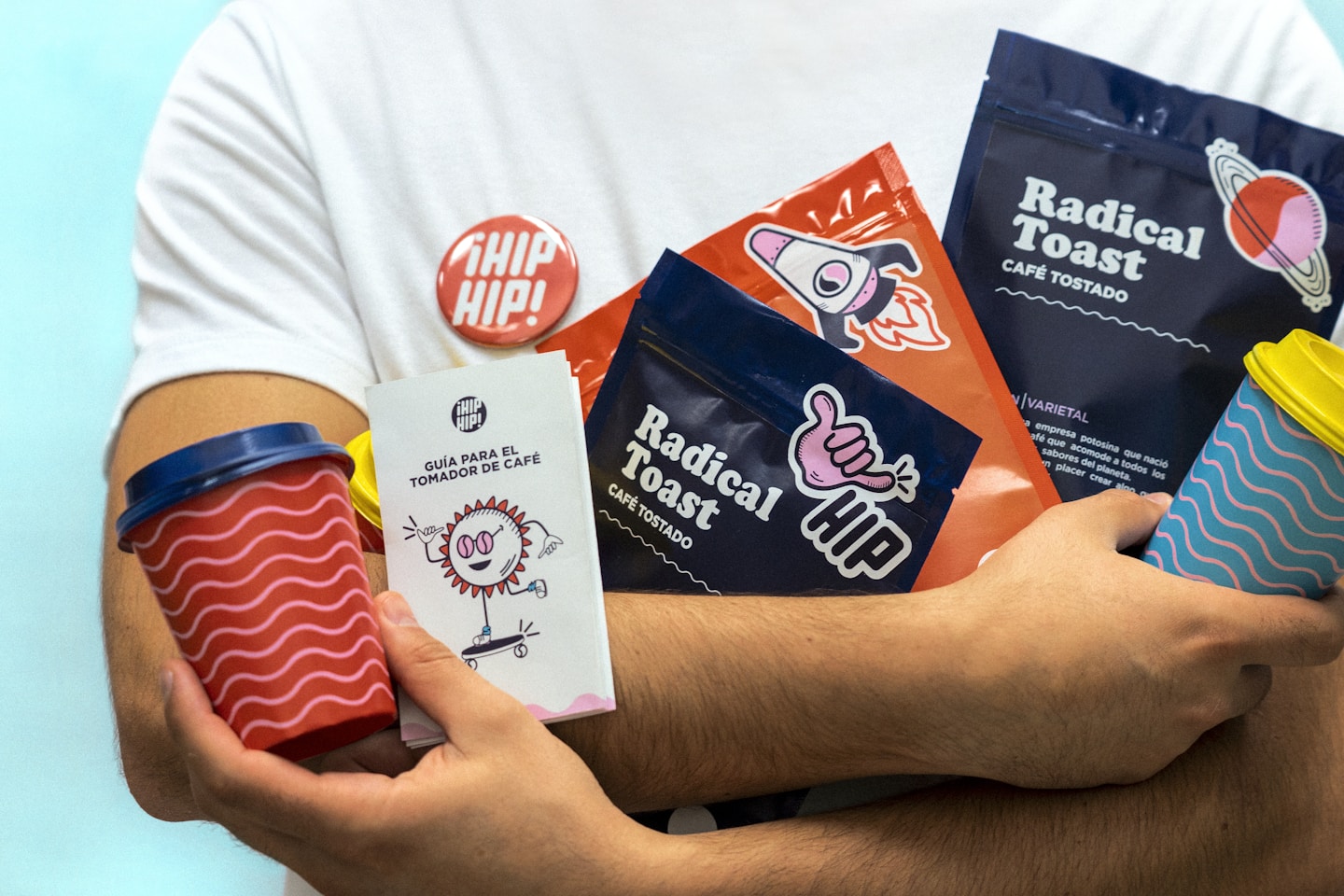 ¡Hip Hip! is a specialty coffee brand, which means that it is a gourmet coffee. Each of the steps in the production process has been considered and chosen to ensure its quality. At the same time, being such a meticulous procedure, it is possible to give an incomparable flavor resulting in a comprehensive and unique experience.
Hip Hip! was born with the philosophy that everyone can enjoy a good coffee. It is an inclusive, friendly brand that usually explains things in a simple and easy-to-understand way. Breaking in this way with the idea that only experts and experts can afford to enjoy the