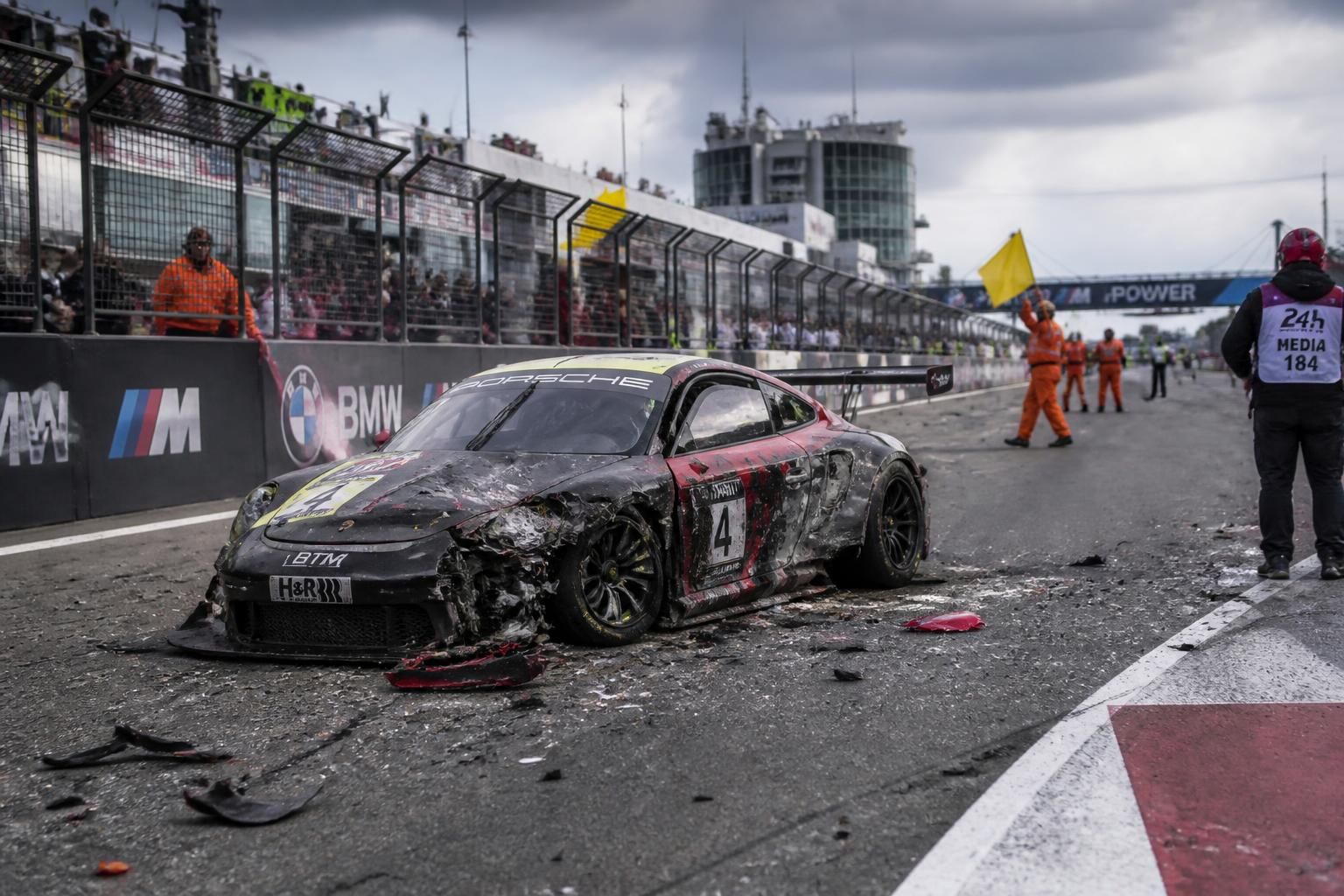 découvrez les moments clés et les incidents marquants de la course dramatique au nurburgring, avec un retour détaillé sur l'accident et ses conséquences.