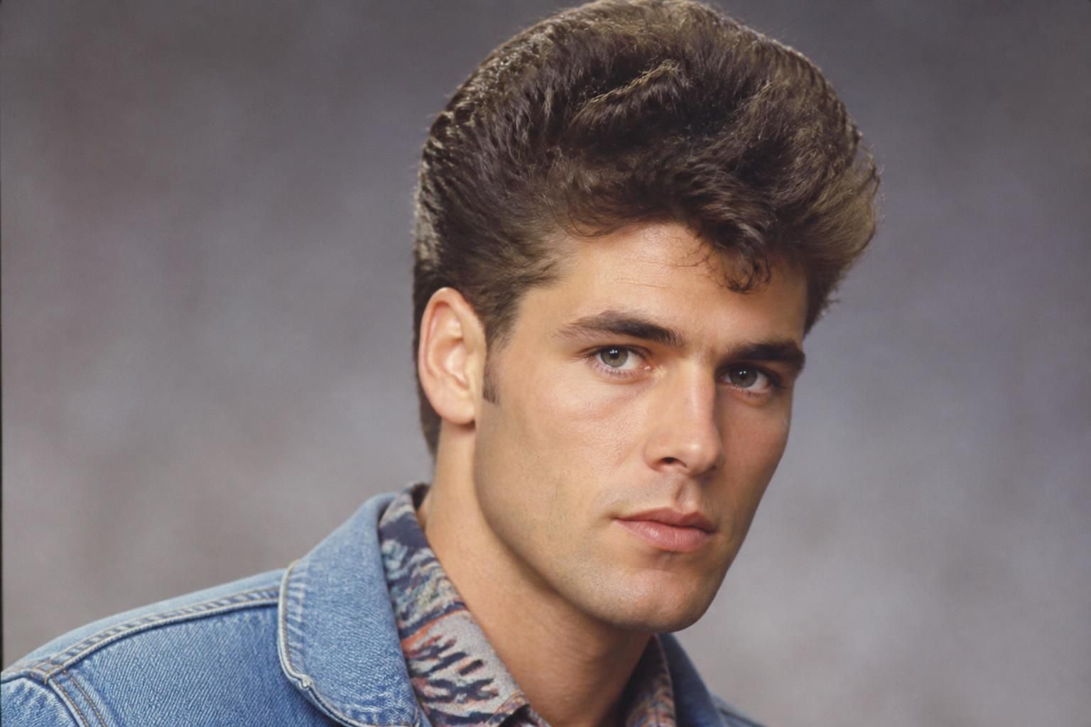 découvrez les coupes hommes courtes et stylées inspirées des années 80-90, alliant rétro et modernité pour un look vintage tendance.
